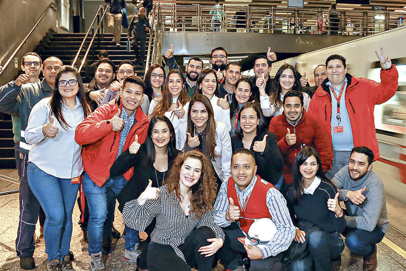 venezolanos-en-metro-de-chile-r100