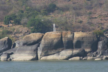 ¡IMPRESIONANTE! La imagen aérea del la Piedra del Medio del río Orinoco que preocupa al pueblo indígena (conozca lo que dice la leyenda)