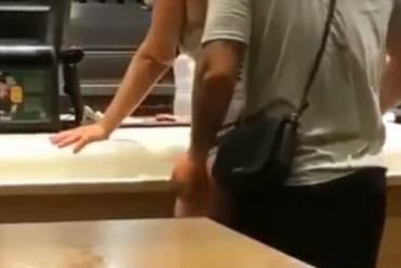 ¡EXHIBICIONISTAS! Los pillaron en pleno acto sexual en el mostrador de un restaurante (+Video)