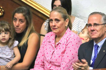 ¡CONMOVEDOR! Padres de Juan Requesens rompieron en lágrimas al ver gestos de diputados de la AN en apoyo a su hijo