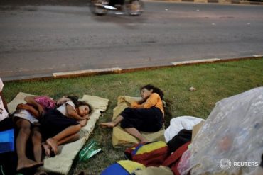 ¡DRAMA MIGRATORIO! Durmiendo en carpas o en pedazos de cartón: así sobreviven algunos venezolanos que huyeron del hambre a Brasil