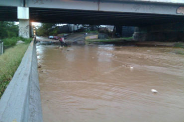 ¡VÉALO! Así se desbordó quebrada en La Yaguara tras fuertes lluvias (generó caos en la Francisco Fajardo) (+Fotos)