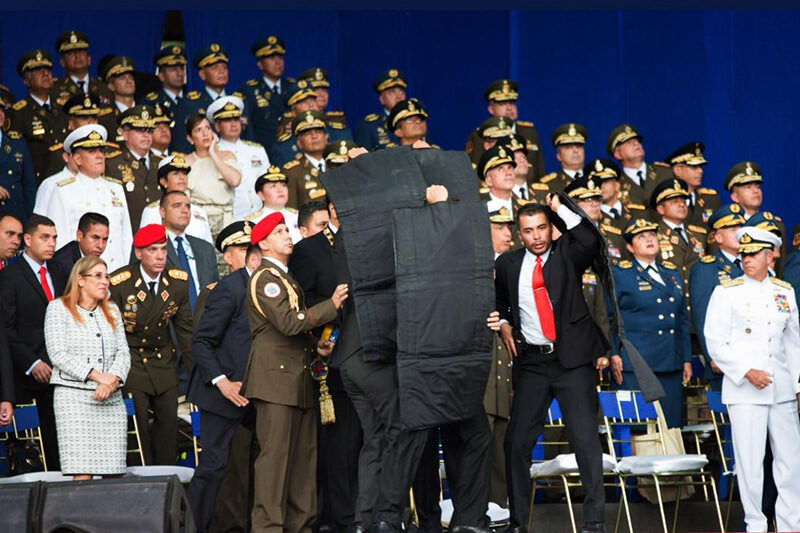 Nicolas-Maduro-protegido-en-atentado-en-avenida-bolivar-2