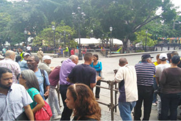 ¡VEA! La megacola que hicieron algunos para sacar el carnet de la patria en la Plaza Bolívar