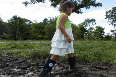 ¡GRAN GESTO! Acnur donó botas de lluvia a niños de Apure para que puedan ir a la escuela