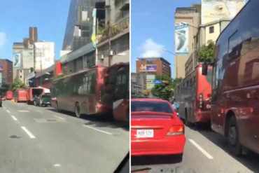 ¡QUÉ CASUALIDAD! Mira la fila de autobuses que aparecieron en Caracas en medio de la marcha rojita (+Video)