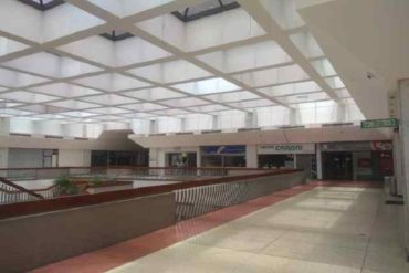 ¡MIREN! A horas de que entre en vigencia la reconversión, este centro comercial en Caracas está desolado (+Fotos)