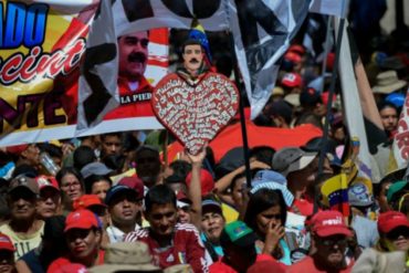 ¿QUÉ HABRÁ PASADO? Maduro dejó embarcados a los oficialistas que marcharon y esperaban verlo tras el “atentado” (chavistas lo justificaron)