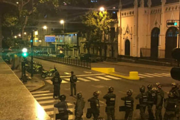 ¿MADURO CHORREADO? Contingente de la GNB pasó la noche del #2Ago resguardando el Palacio de Miraflores (+Fotos +Miedo al pueblo)