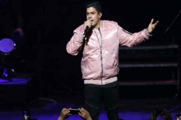 ¡LE DOLIÓ! La aparatosa caída de Jerry Rivera en pleno concierto que le dio la vuelta al mundo (+Video +Auch)