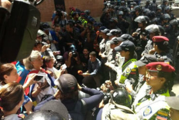 ¡ATENCIÓN! Funcionarios de la PNB impidieron el paso de la marcha del sector salud (querían llegar a Miraflores) (+Fotos +Videos)