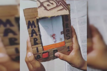 ¡QUÉ INGENIO! Niño venezolano recreó con cartón el famoso juego de Super Mario Bros (+Video)