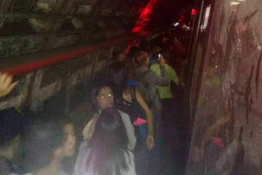 ¡LO ÚLTIMO! Usuarios del Metro caminaron por los rieles ante situación irregular entre Los Símbolos y Ciudad Universitaria