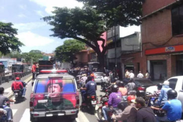 ¡PENDIENTES! Caravana de motorizados chavistas pretende defender los «precios justos» a punta de intimidación (Fotos+Video)