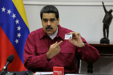 ¡JUEGA CON LA NECESIDAD! Los 4 «beneficios» del carnet de la patria con los que Maduro chantajea a los venezolanos