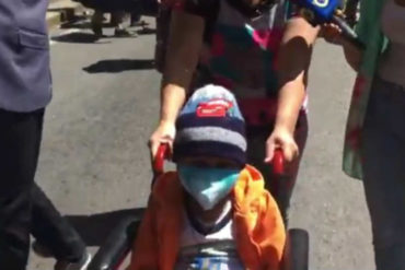 ¡LUCHADOR! Así fue como un niño paciente oncológico encabezó la marcha hacia Miraflores (+Video)