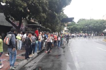 ¡VEA! Las colas que se formaron en varias partes de Caracas este #21Ago por falta de unidades (transportistas se sumaron al paro)