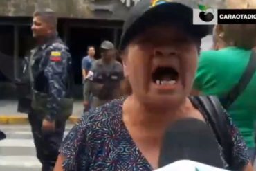 ¡DESGARRADOR! Pensionada en plena protesta: «Me siento muy mal, lo que hago es llorar de ver esta crisis” (+Video)