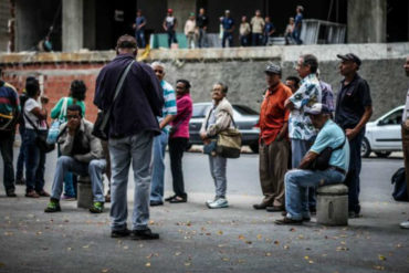 ¡INAUDITO! “Gestores de puestos” cobran hasta Bs.S 300 a pensionados para hacerles la cola en los bancos