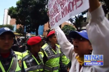 ¡VALIENTE! Venezolana resteada se las canta a la PNB en una protesta: “Ustedes también viven de un sueldo miserable” (+Video)