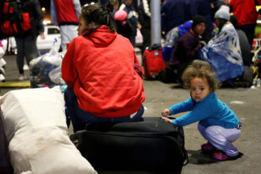 ¡PREOCUPANTE! Venezolanos varados en el puente Rumichaca piden una ruta humanitaria para llegar a Perú