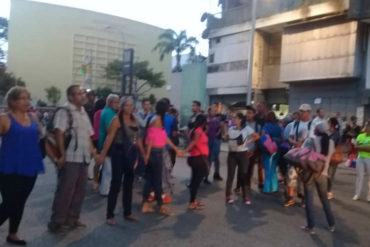 ¡LO ÚLTIMO! Habitantes de La Guaira trancan la calle en El Silencio por falta de transporte (tienen más de 4 horas esperando)