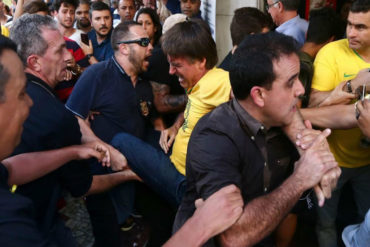 ¡IMPACTANTE! El instante en que apuñalaron al candidato presidencial Jair Bolsonaro durante mitin en Brasil (+Videos)