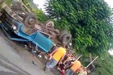 ¡LAMENTABLE! 15 heridos tras volcarse un camión en Güigüe, Carabobo  (era utilizado como transporte público) (+Video)