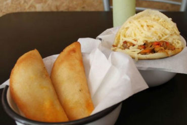 ¡UNA DELICIA! Las arepas y empanadas venezolanas que enamoran a los argentinos