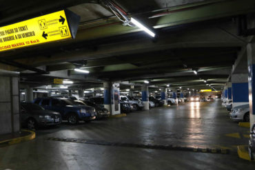 ¡NO PERDONAN! Robar el aceite de los carros en estacionamientos de centros comerciales: la nueva de los delincuentes