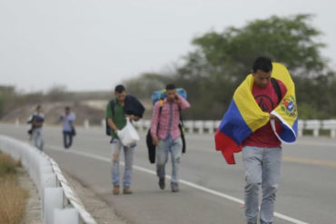 ¡SOLIDARIOS! El conmovedor gesto que tuvieron dos argentinos: se acercaron a llevar comida y zapatos a venezolanos que tenían 60 días caminando desde Cúcuta hasta ese país (+Videos)