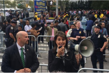 ¡SOLIDARIA! Nikki Haley se acercó en apoyo a la protesta de venezolanos frente a la ONU (+Videos)