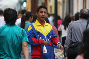 ¡LE CONTAMOS! Este inmigrante venezolano es mesero en un pueblito de Argentina: mira el hermoso regalo que recibió (+Foto)