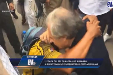 ¡MOMENTO ESTREMECEDOR! De rodillas y entre lágrimas un venezolano le suplica a Almagro que ayude a su país (+Video)