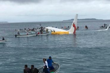 ¡QUÉ TERRIBLE! Avión con 36 pasajeros a bordo se salió de la pista de aterrizaje y se hunde en una laguna del Pacífico