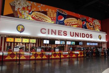 ¡MATAR EL TIEMPO! Lo que hacen los trabajadores de Cines Unidos en Sambil Maracaibo mientras no hay luz (+Foto)