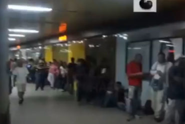 ¡EL PAÍS DEL CAOS! En la estación de Parque Carabobo se hicieron largas colas para comprar boletos (+Video)