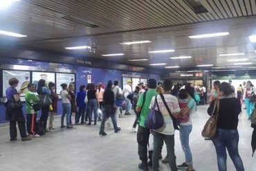 ¡QUÉ DESASTRE! Vea las kilométricas colas que se formaron este #14Sep para comprar los boletos del Metro de Caracas (+Fotos)