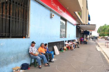 ¡INDIGNANTE! Pensionados realizan colas desde este domingo para cobrar pensión este #3A (el fin los dejaron con los crespos hechos)