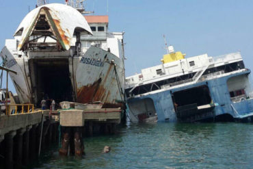 ¡MÁS PÉRDIDAS! Reportaron el hundimiento de otro buque inoperativo de Conferry en Puerto La Cruz (+Video +Fotos)