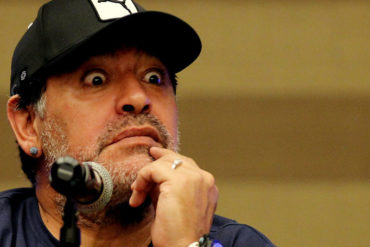 ¡SE ALTERÓ! Maradona pierde el control y arremete con insultos y golpes contra fanáticos que lo criticaban (+Videos)