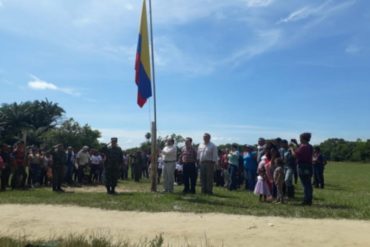 ¡ESTÁN ATENTOS! Canciller colombiano izó la bandera en caserío fronterizo donde incursionaron militares venezolanos