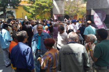 ¡HARTOS! «Pago en efectivo, no en gotero»: reclaman pensionados en la Plaza de la Moneda, en Caracas (+Videos)