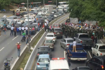 ¡NO SE LA CALAN! Trabajadores de la UCV trancaron la Francisco Fajardo para protestar (GNB en el lugar +Fotos+Video)