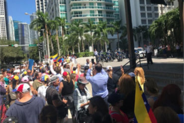 ¡AGARRA! Venezolanos protestaron frente a restaurante de Salt Bae por agasajar a Maduro (+Foto+Videos)