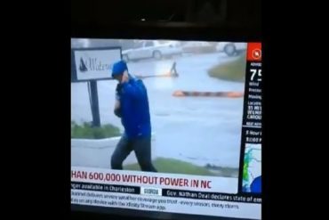 ¡INSÓLITO! El video del reportero “combatiendo” contra la fuerza de Florence que se volvió viral