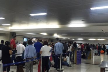 ¡ATENCIÓN! Denuncian fuerte retraso en el aeropuerto de Maiquetía: no hay línea en sistema de inmigración y pasajeros (Fotos + Video)