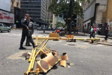 ¡QUÉ PELIGRO! Semáforo colapsó en plena calle de Plaza Venezuela (quedó totalmente destruido)
