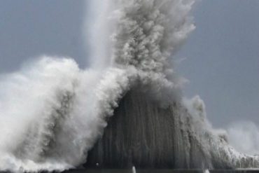 ¡IMPRESIONANTE! El tifón Jebi golpea con violencia el oeste de Japón: van 6 muertos