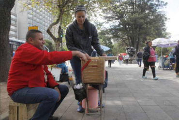 ¡EJEMPLO DE SUPERACIÓN! Pareja de migrantes venezolanos colgaron sus títulos y ahora venden comida en una plaza de Ecuador (huyeron del régimen)